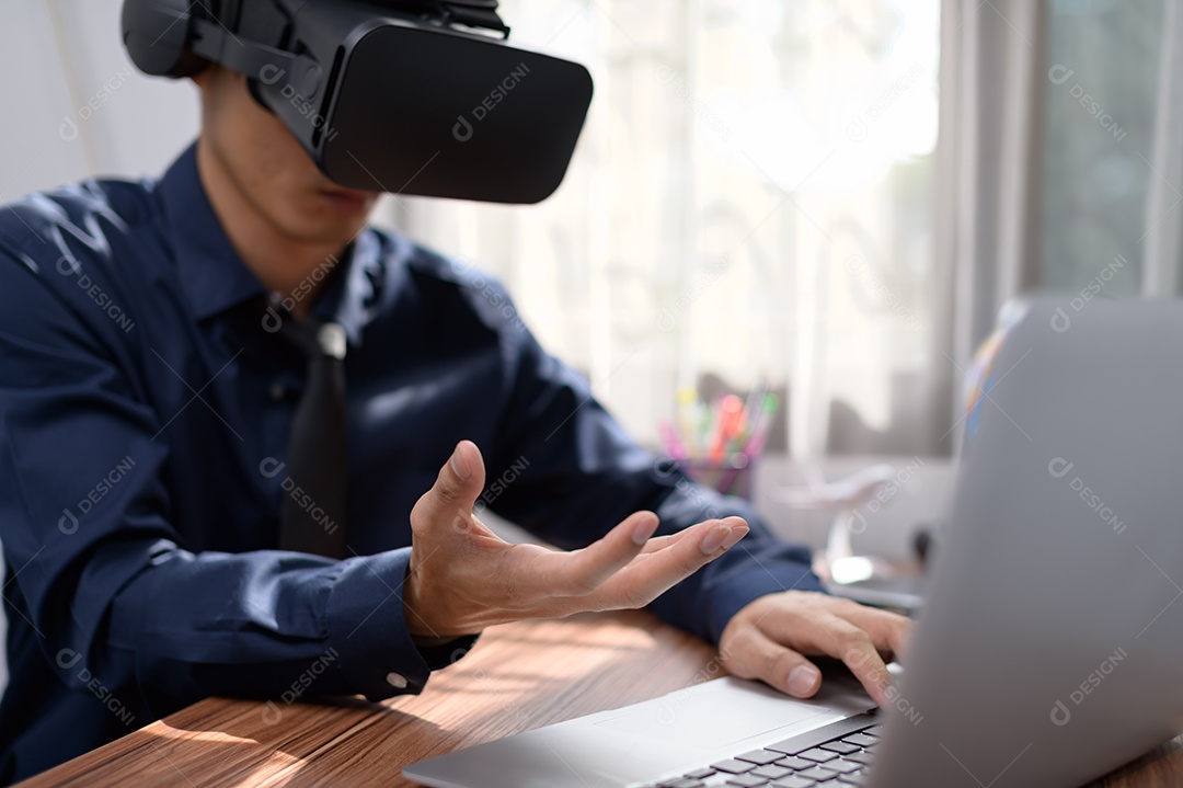 Empresário está usando óculos VR para trabalhar. Mundo virtual.