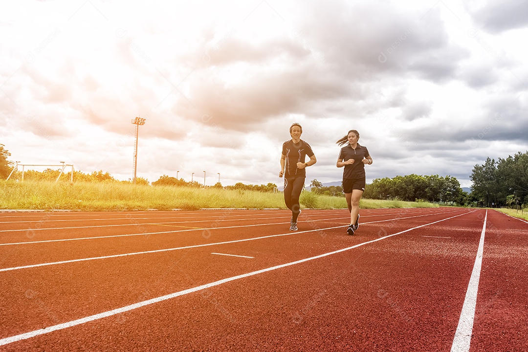 Dois corredores correndo na pista de corrida, conceito de atividade esportiva e social.