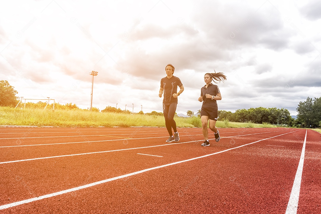 Dois corredores correndo na pista de corrida, conceito de atividade esportiva e social.