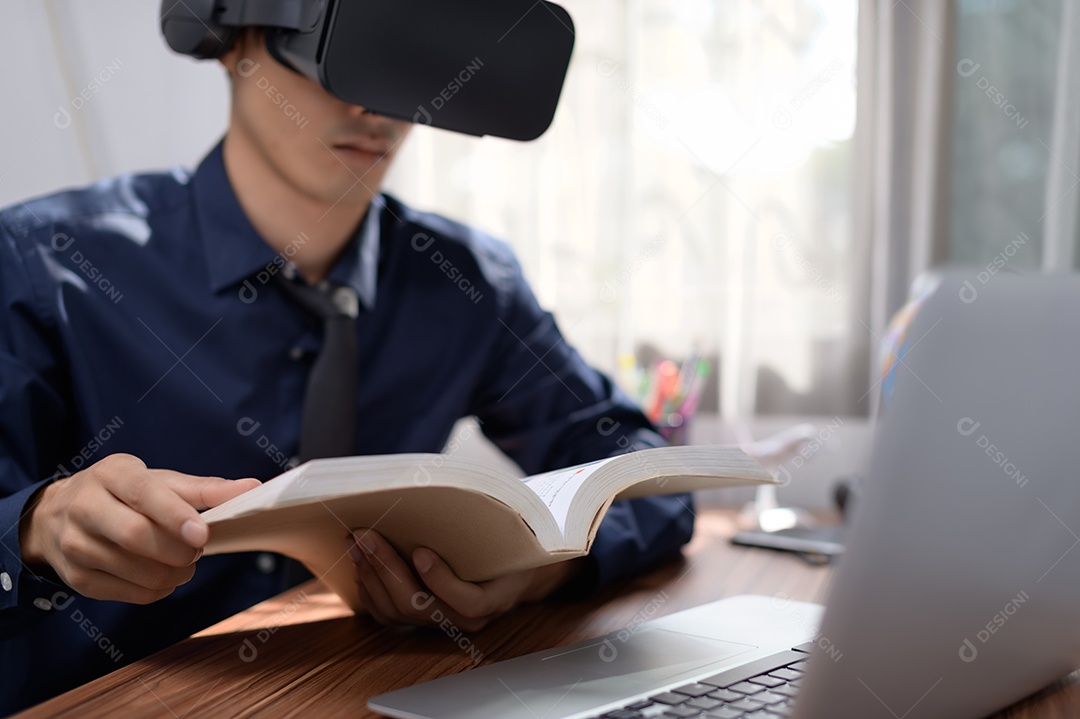 Empresário está usando óculos VR para trabalhar. Mundo virtual.