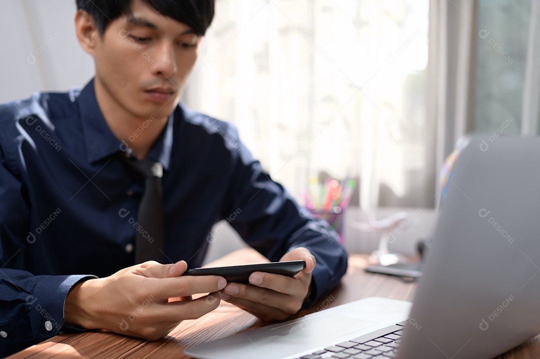 Empresário trabalhando na frente de um notebook em uma mesa