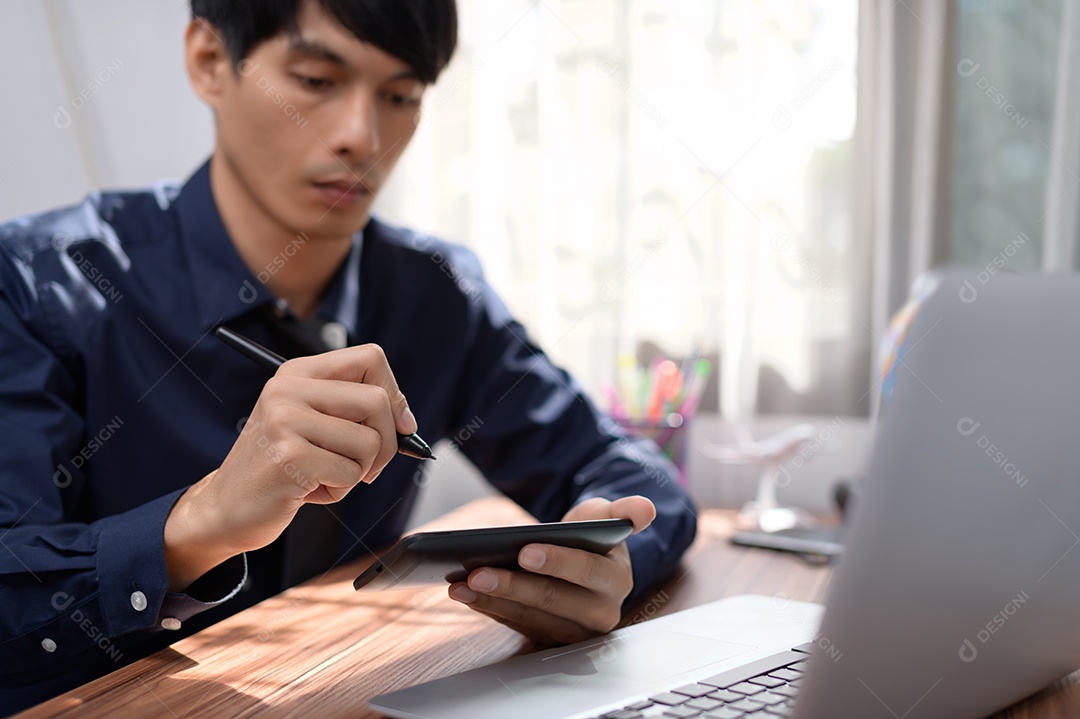 Empresário trabalhando na frente de um notebook em uma mesa