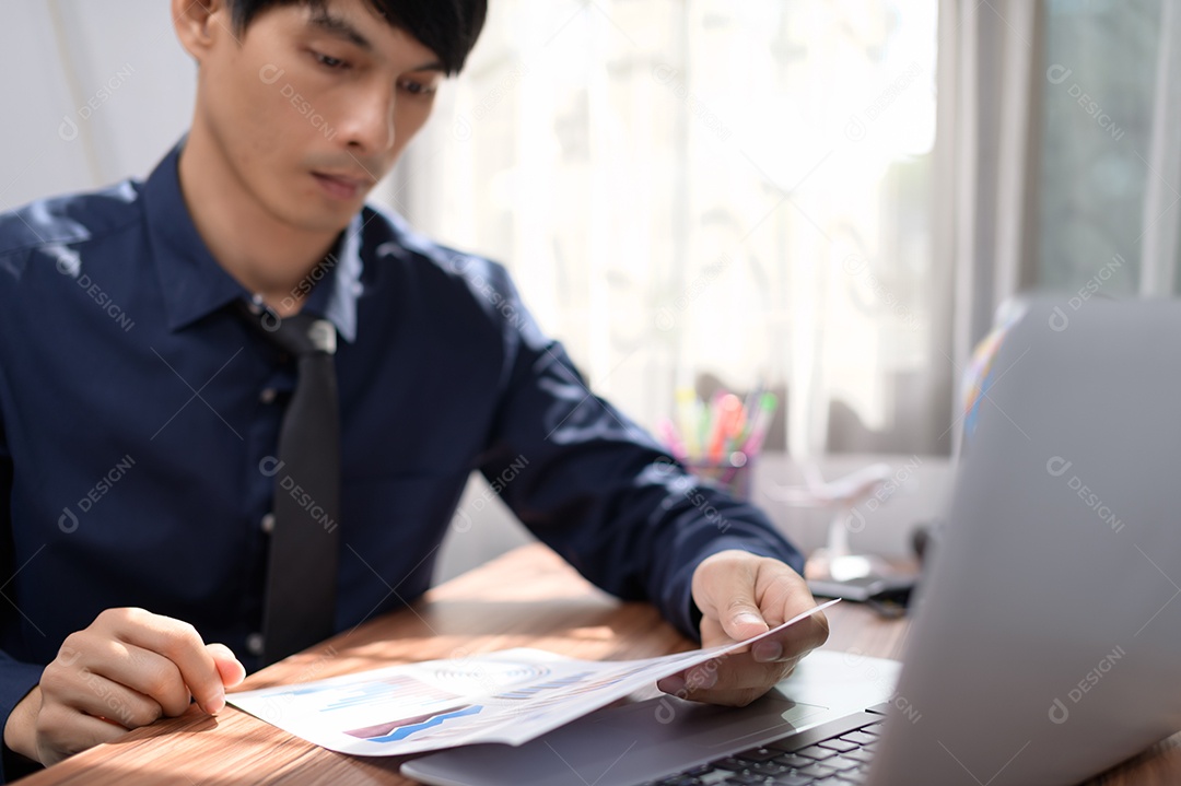 Empresário trabalhando na frente de um notebook em uma mesa