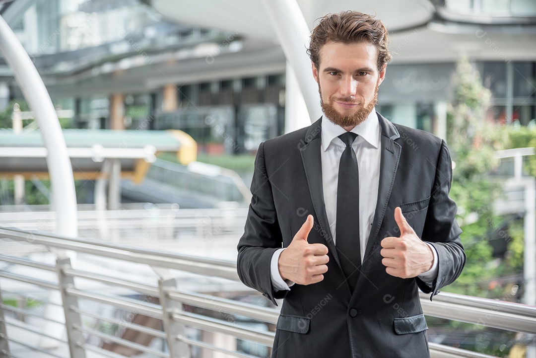 Empresários dão um polegar para cima, conceito de negócios, conceito alegre.