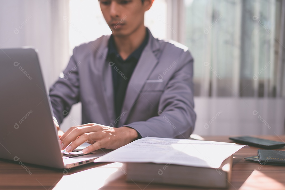 Homem de negócios usando um computador para trabalhar