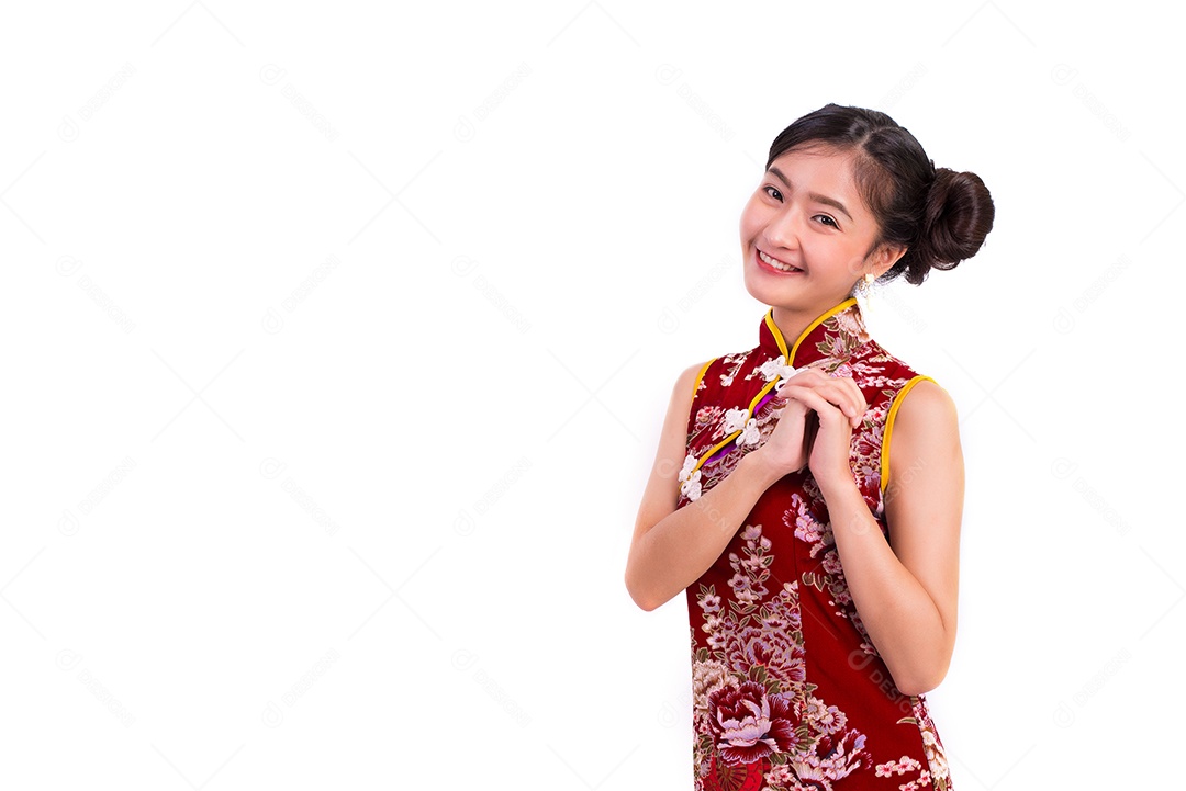 Mulher jovem de beleza asiática vestindo cheongsam e abençoando ou cumprimentando.