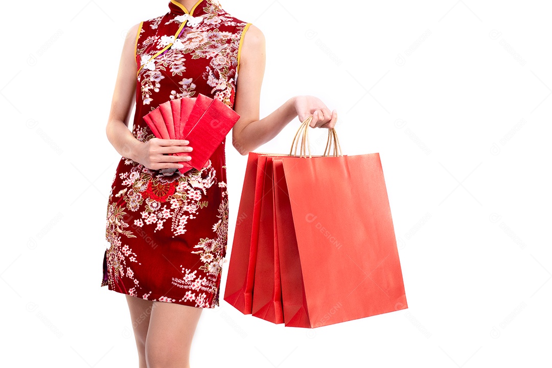 Parte inferior do corpo da mulher de beleza asiática vestindo cheongsam e carrega vermelha.