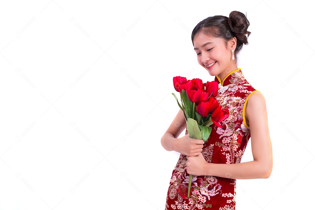 Mulher jovem de beleza asiática vestindo cheongsam e segurando rosa vermelha.