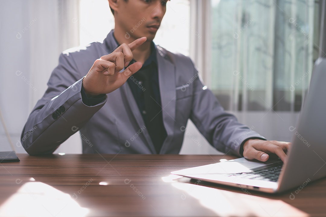 Homem de negócios usando um computador para trabalhar