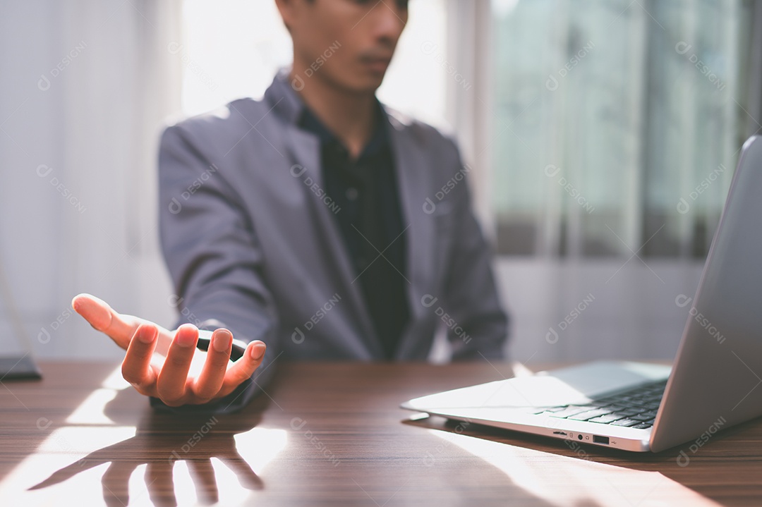 Homem de negócios usando um computador para trabalhar