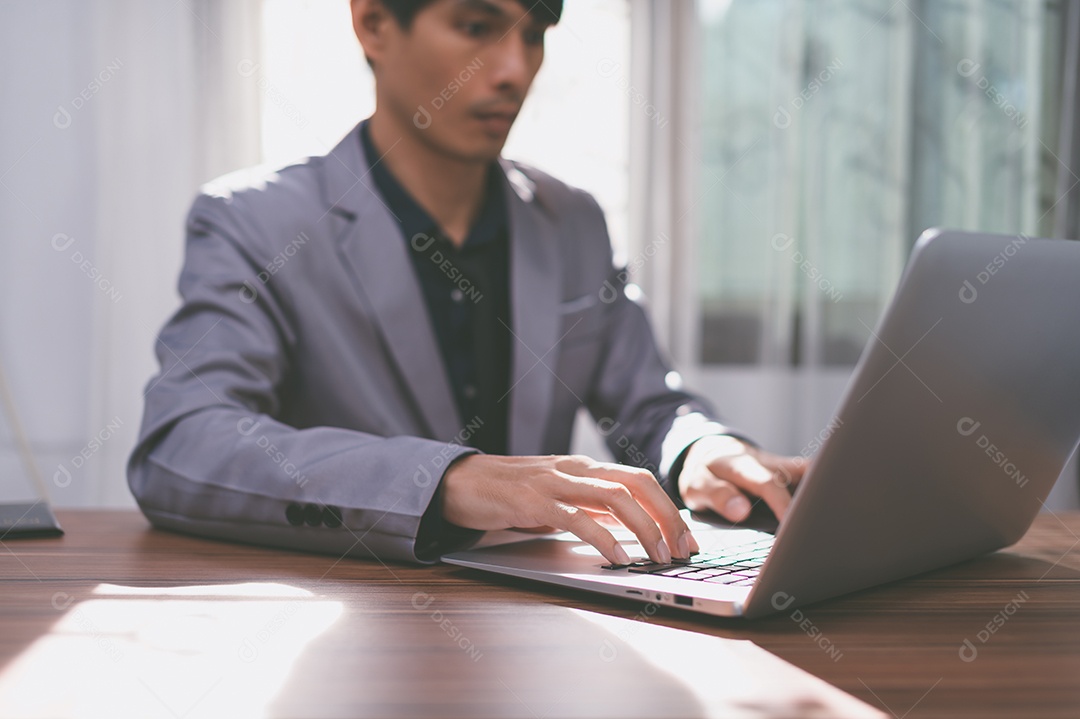 Homem de negócios usando um computador para trabalhar