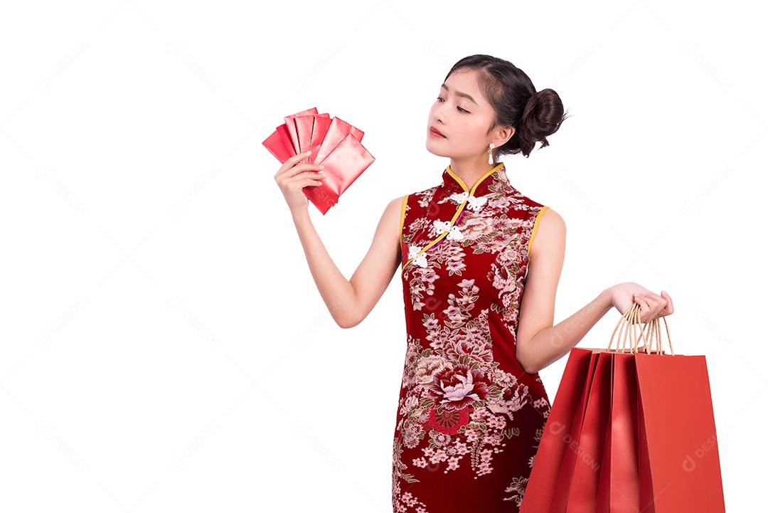 Mulher jovem de beleza asiática vestindo cheongsam e segurando dinheiro.