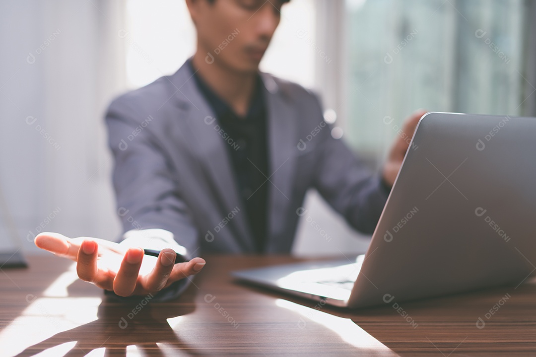 Homem de negócios usando um computador para trabalhar