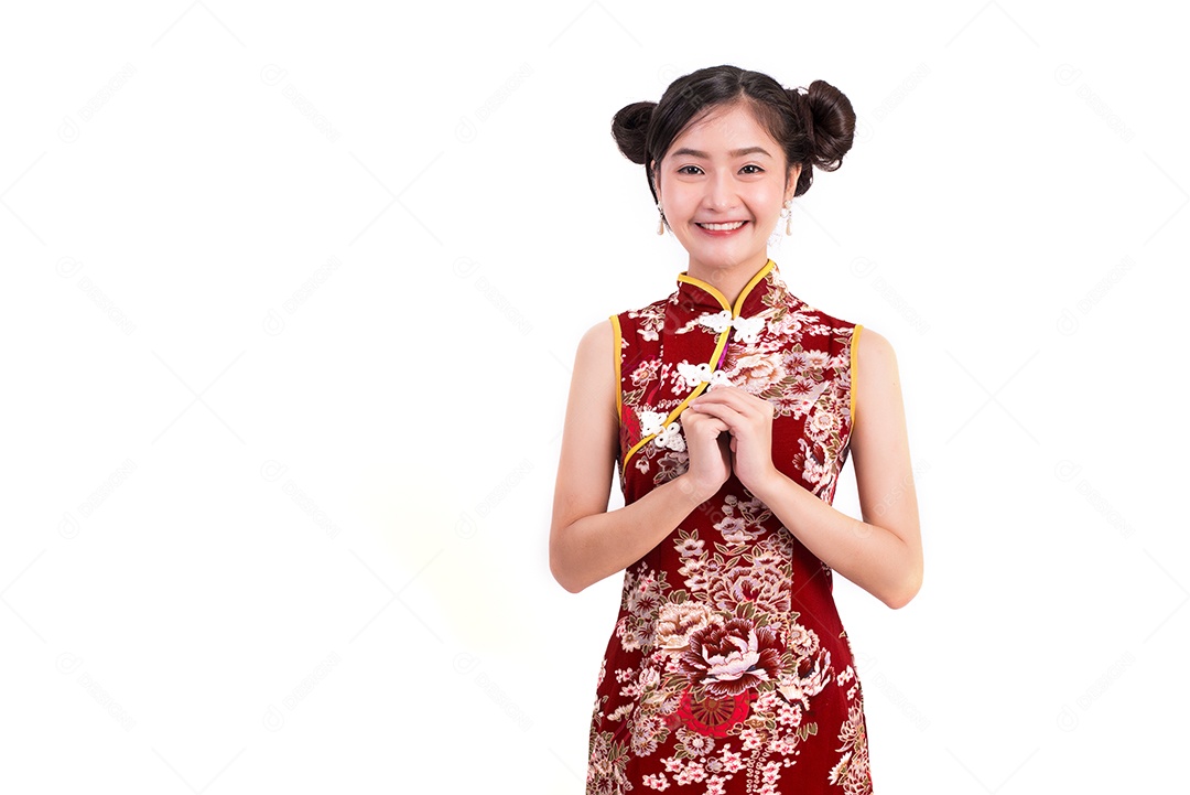 Mulher jovem de beleza asiática vestindo cheongsam e abençoando ou cumprimentando.