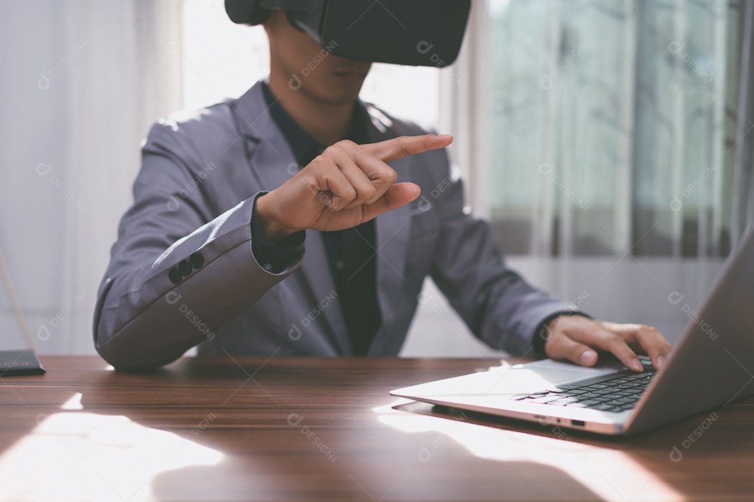 Homem de negócios usando um computador para trabalhar