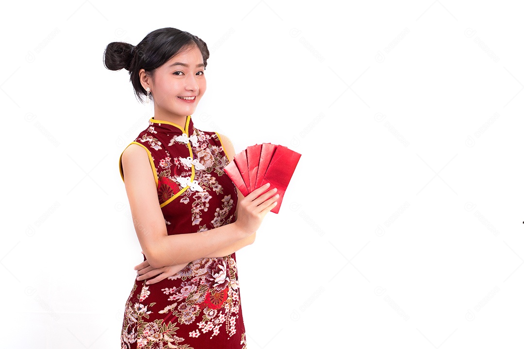 Mulher jovem de beleza asiática vestindo cheongsam e segurando um pacote.