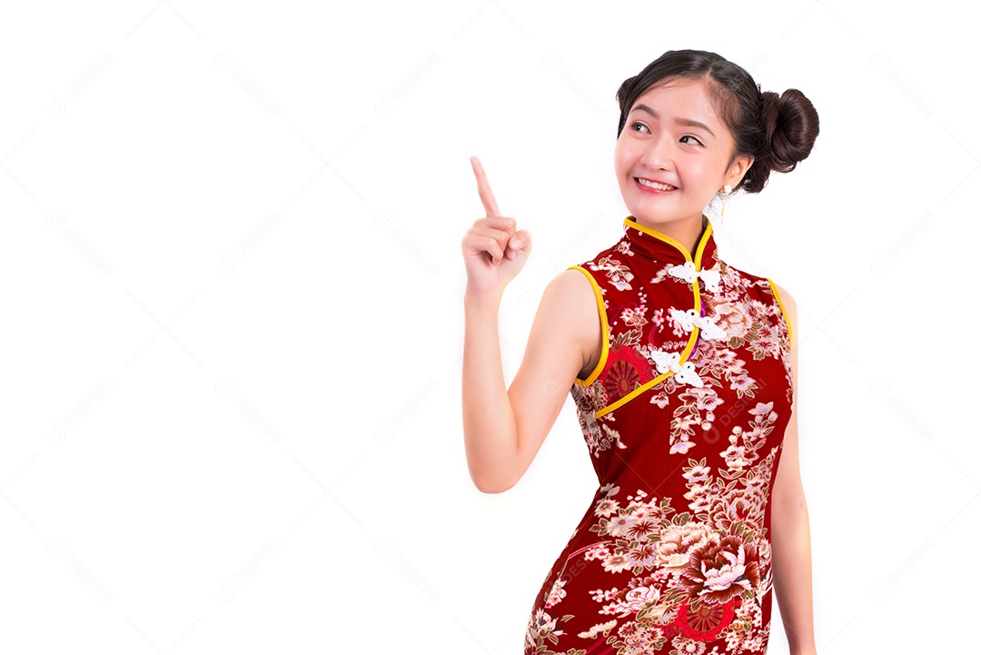 Mulher jovem de beleza asiática vestindo cheongsam