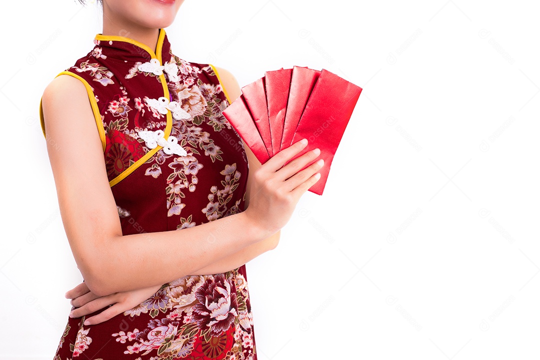 Feche o pacote vermelho de dinheiro nas mãos da mulher e segurando o pacote.