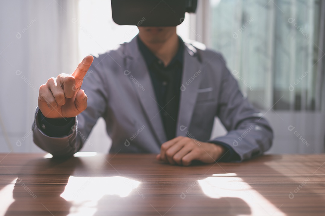 Empresário estão usando óculos de realidade virtual no mundo do metaverso virtual.