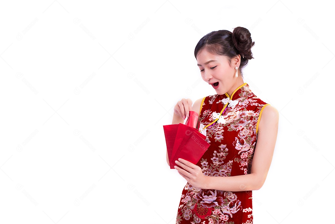 Mulher jovem de beleza asiática vestindo cheongsam e segurando um pacote.