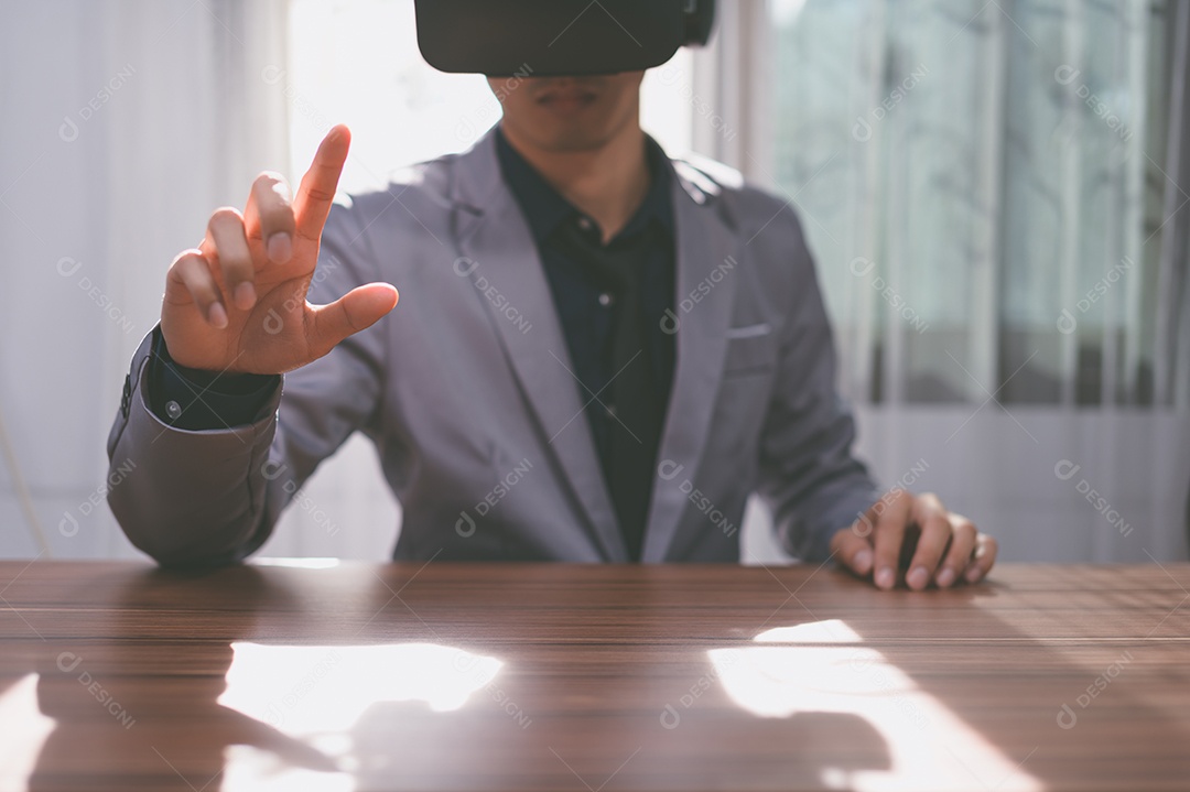 Empresário estão usando óculos de realidade virtual no mundo do metaverso virtual.