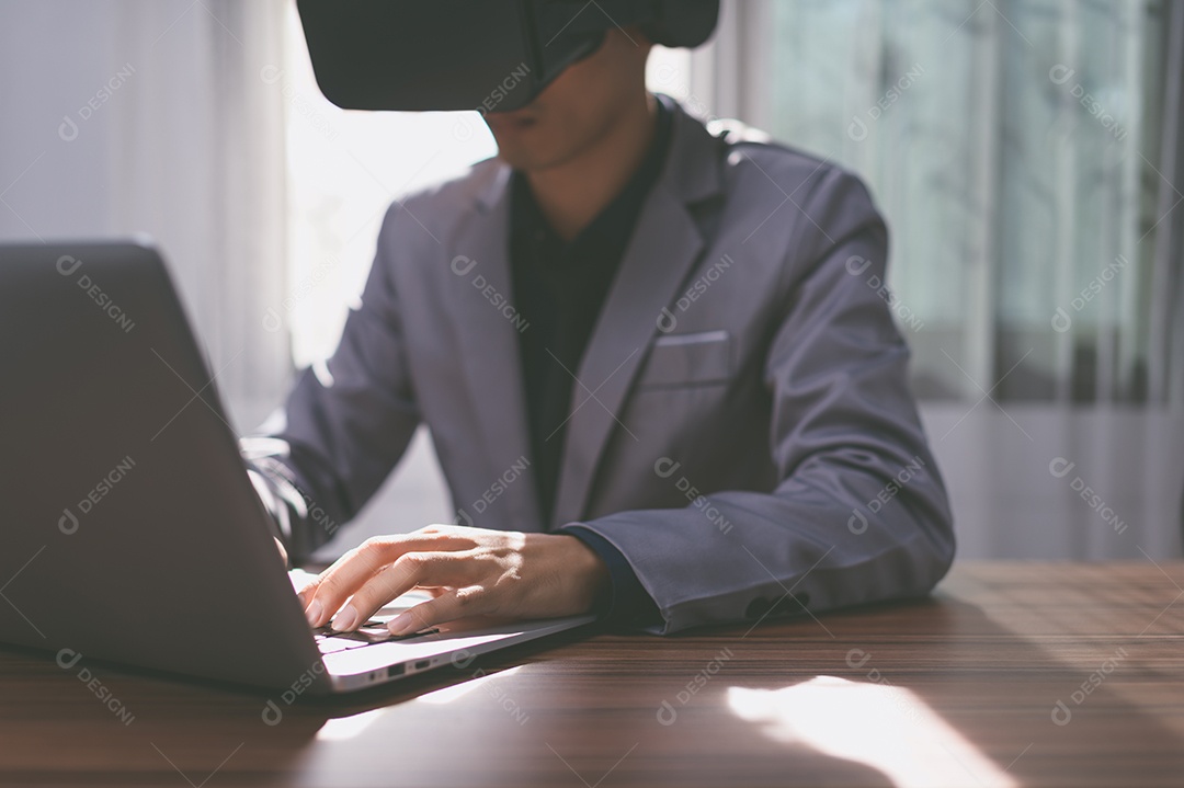 Empresário estão usando óculos de realidade virtual no mundo do metaverso virtual.