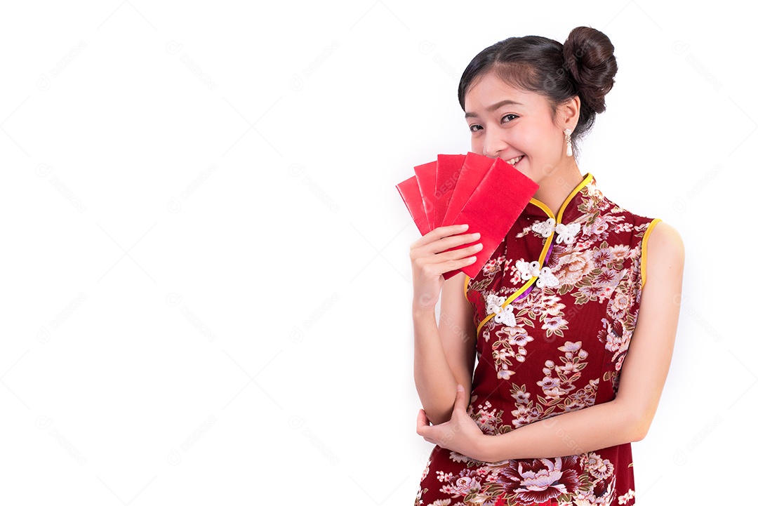 Mulher jovem de beleza asiática vestindo cheongsam e segurando um pacote.