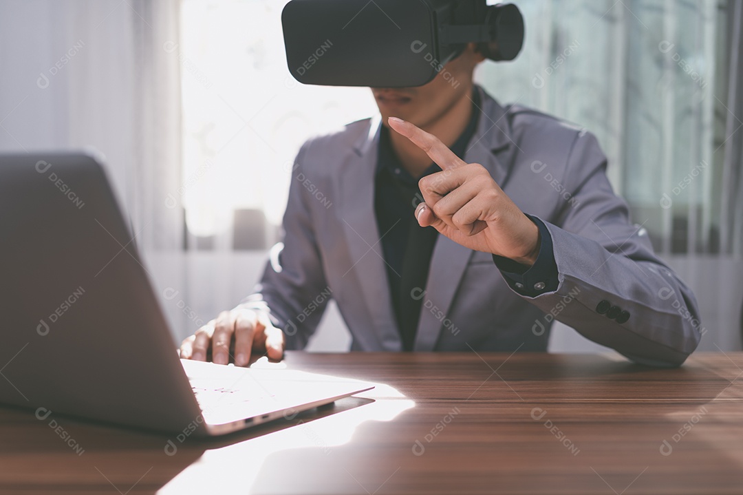 Empresário estão usando óculos de realidade virtual no mundo do metaverso virtual.