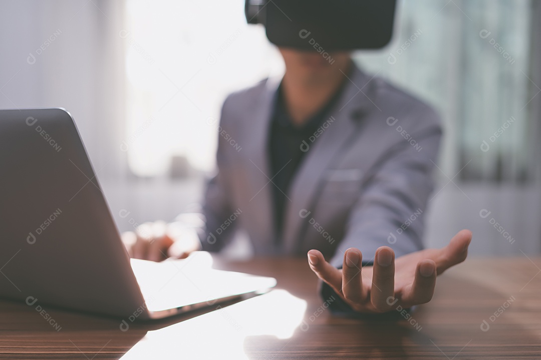 Empresário estão usando óculos de realidade virtual no mundo do metaverso virtual.