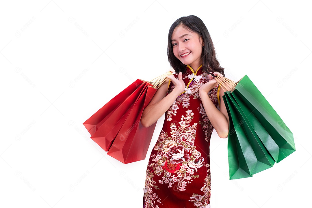 Mulher jovem de beleza asiática vestindo cheongsam e segurando sacolas.