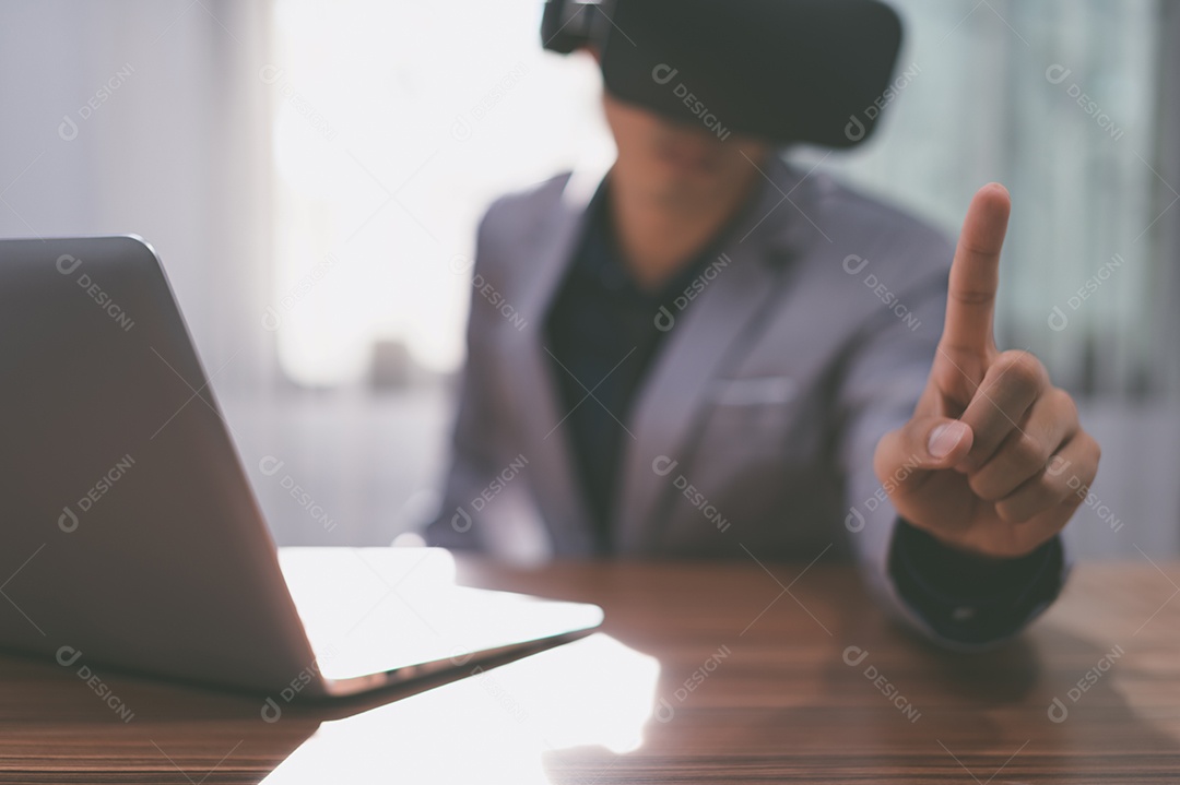 Empresário estão usando óculos de realidade virtual no mundo do metaverso virtual.