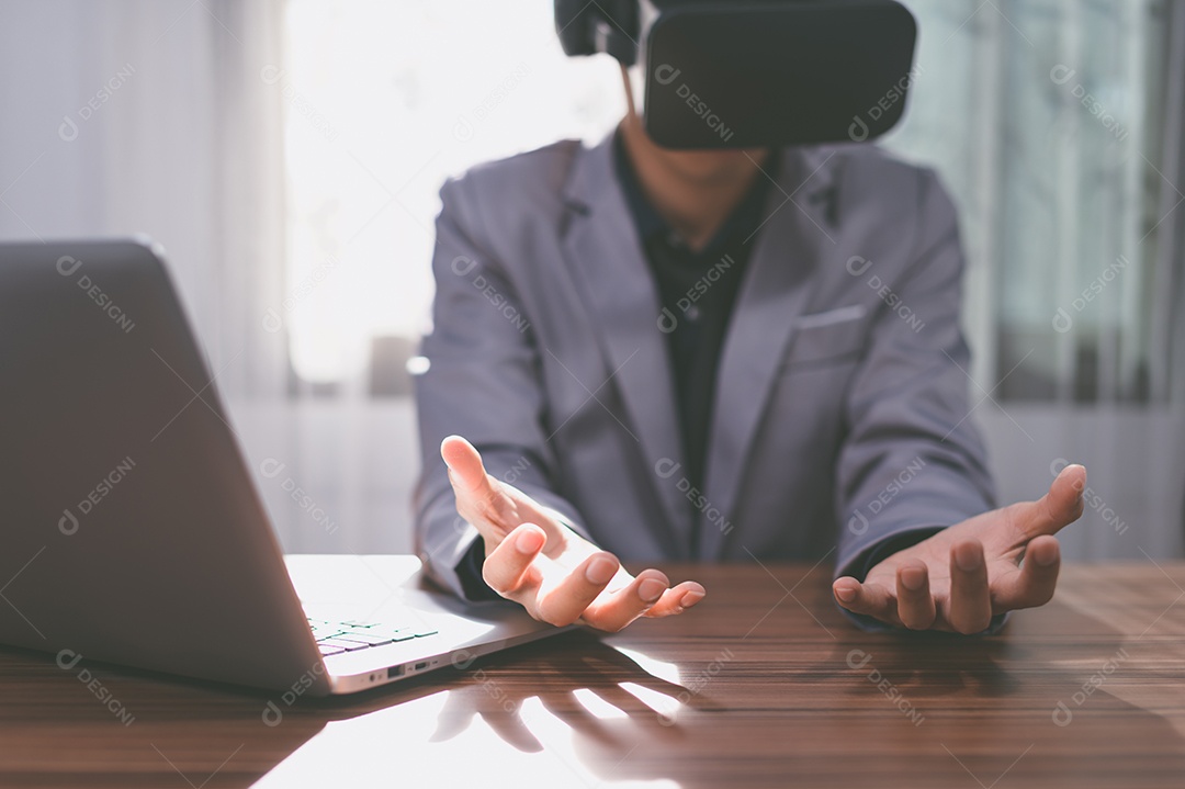 Empresário estão usando óculos de realidade virtual no mundo do metaverso virtual.