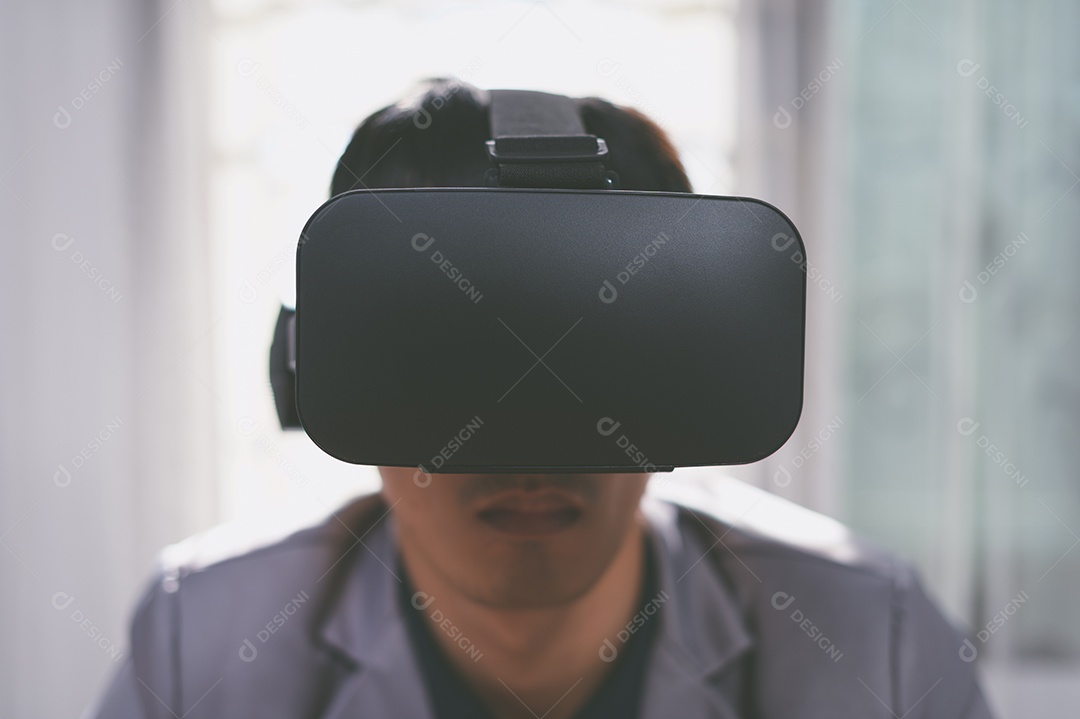 Empresário estão usando óculos de realidade virtual no mundo do metaverso virtual.
