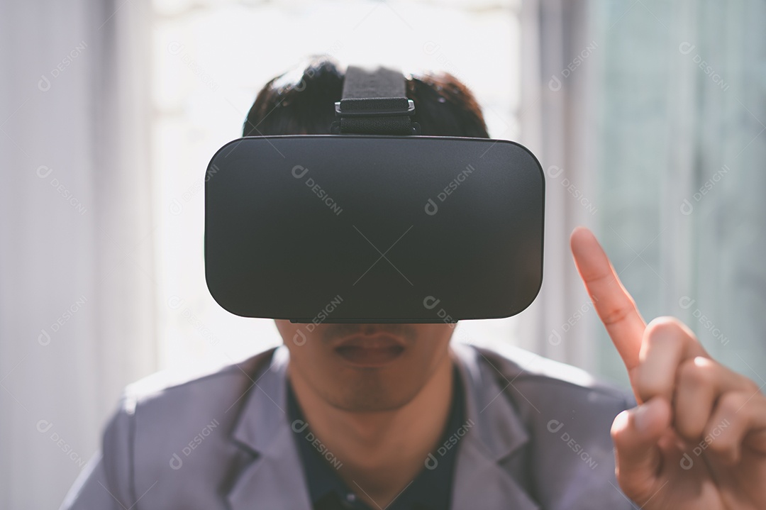 Empresário estão usando óculos de realidade virtual no mundo do metaverso virtual.