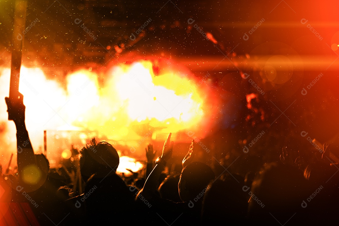 Concerto de rock com pessoas de silhuetas em gesto feliz e passas.