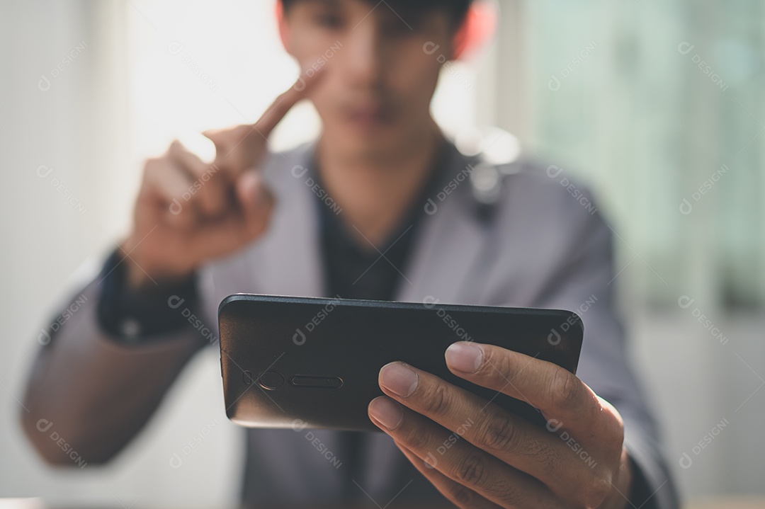 Empresário usando telefone inteligente para trabalhar, comunicar.
