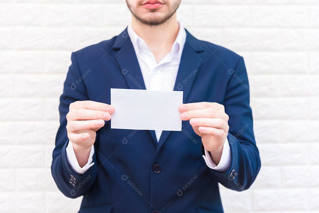 Homem de negócios mostrando papel branco. Homem vestindo terno azul.