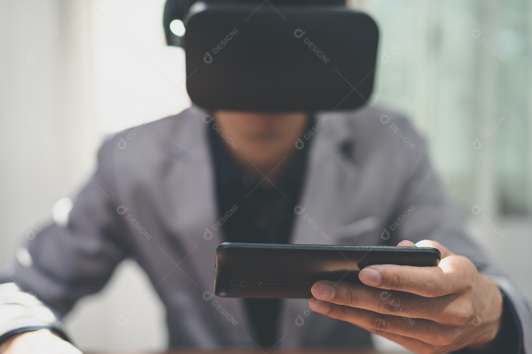 Empresário estão usando smartphones com óculos de realidade virtual no mundo online