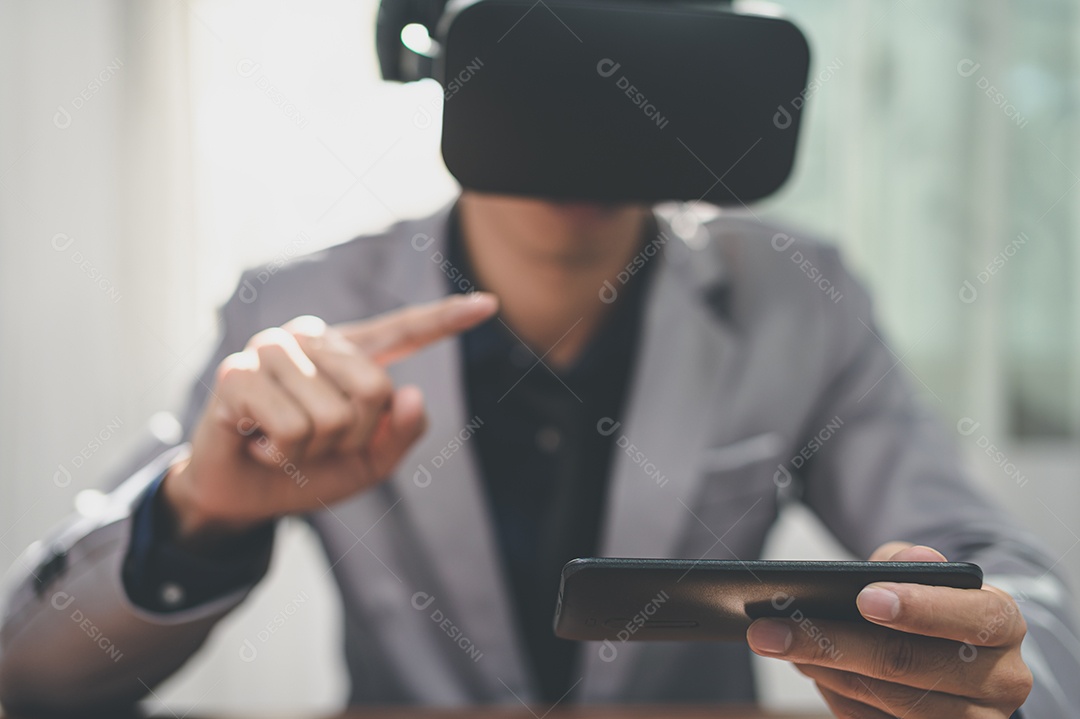 Empresário estão usando smartphones com óculos de realidade virtual no mundo online