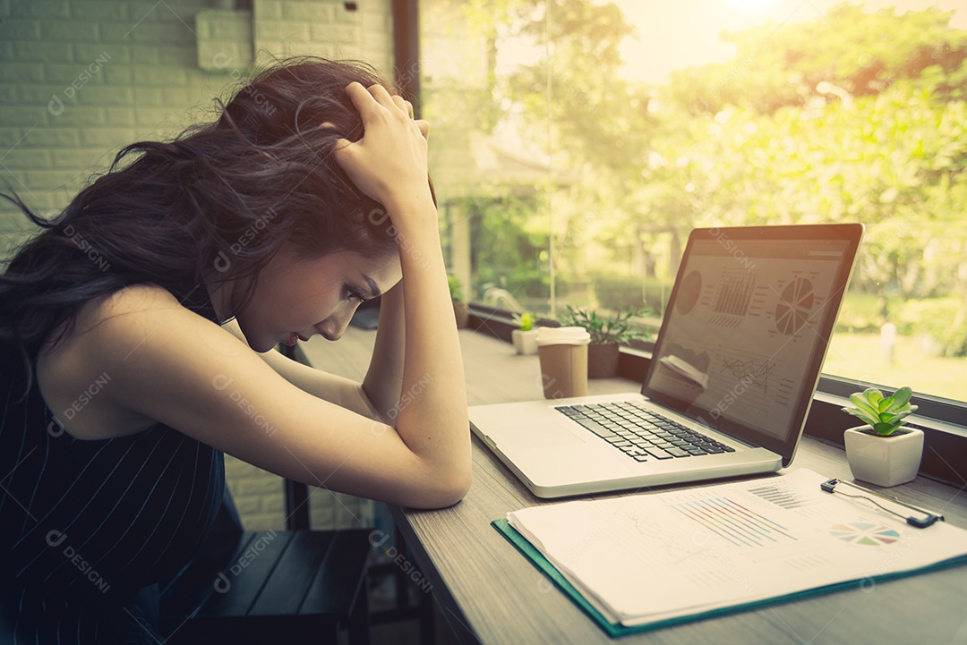 Mulheres de negócios estressadas com o trabalho. Tecnologia e estilo de vida.