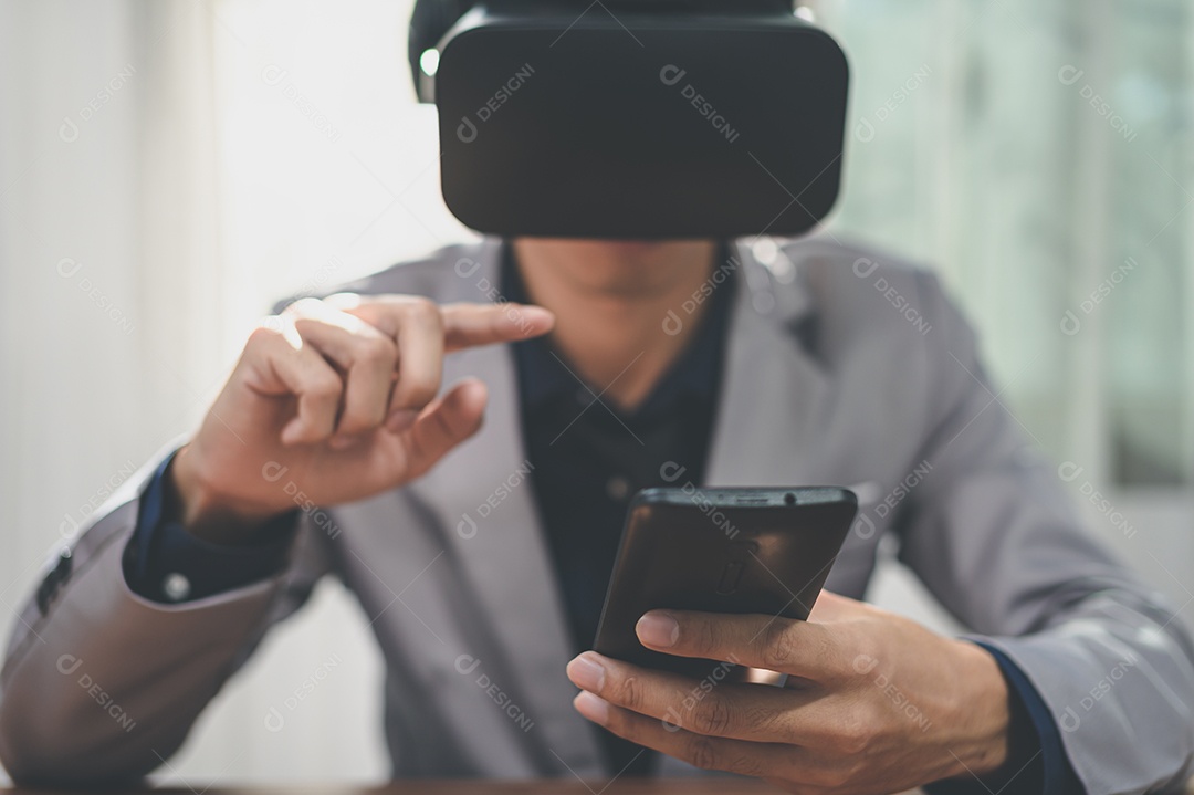 Empresário estão usando smartphones com óculos de realidade virtual no mundo online
