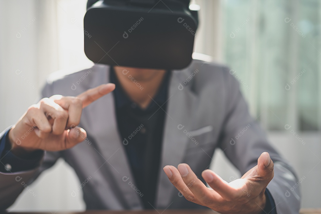 Empresário estão usando smartphones com óculos de realidade virtual no mundo online
