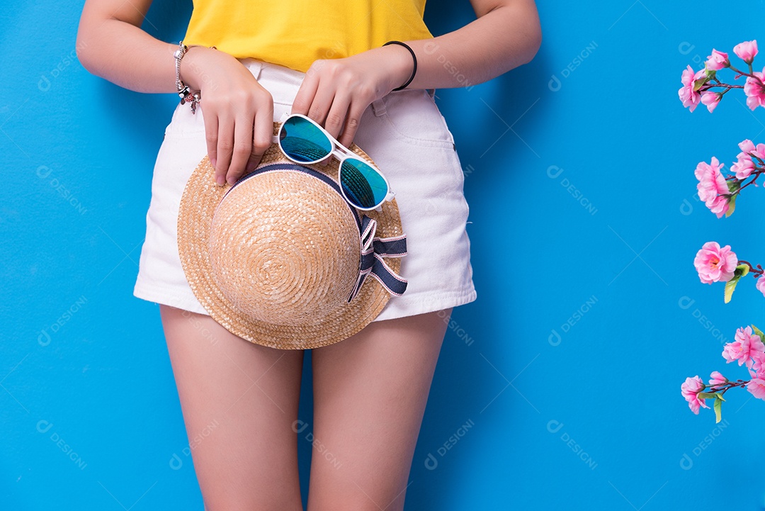 Close-up da mulher de beleza posando com óculos escuros e chapéu de palha.