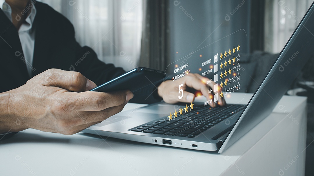 O usuário avalia a experiência de serviço no aplicativo online