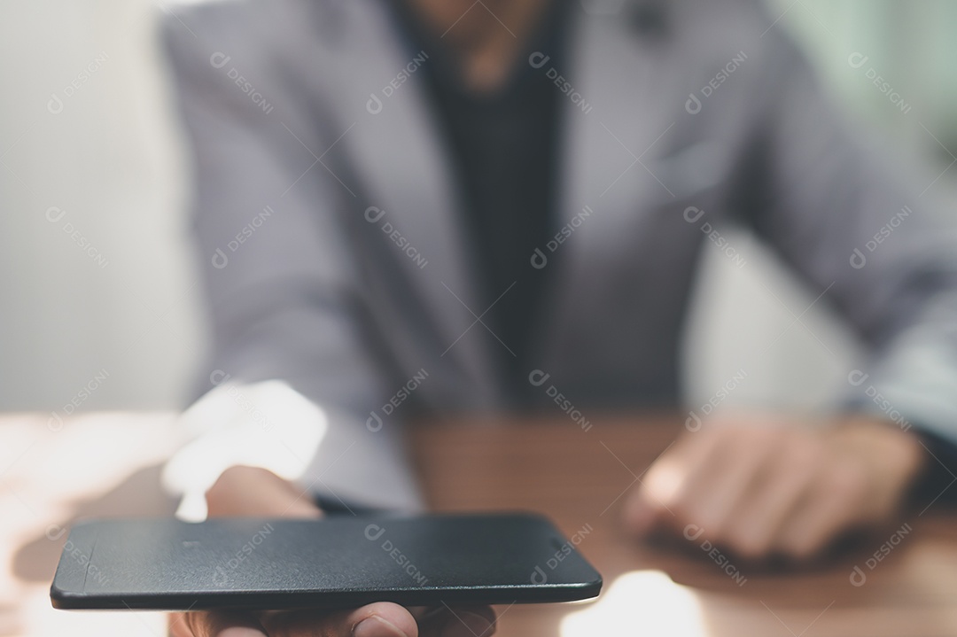 Empresário usando telefone inteligente para trabalhar, comunicar.