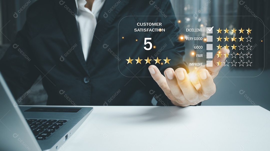 Usuário avalia a experiência de serviço no aplicativo on-line, conceito de pesquisa de feedback de satisfação de revisão do cliente, o cliente pode avaliar a qualidade do serviço levando à classificação de reputação do negócio.