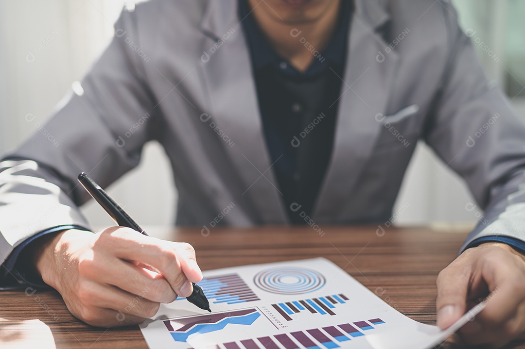 Empresário assinando documentos de aprovação