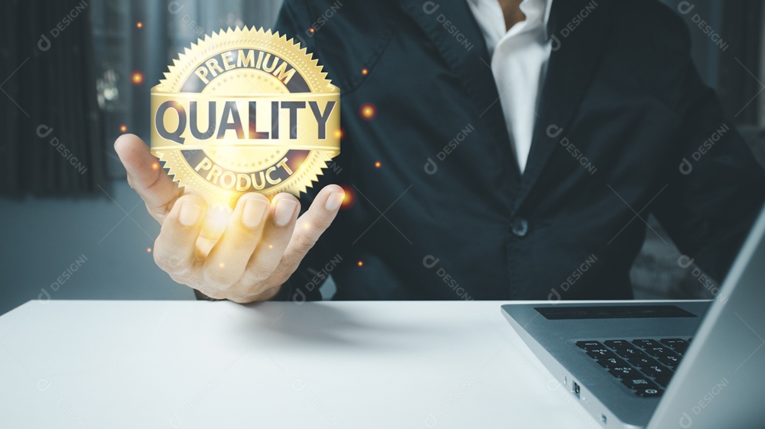 Símbolo de produto de qualidade na mão de um homem de negócios