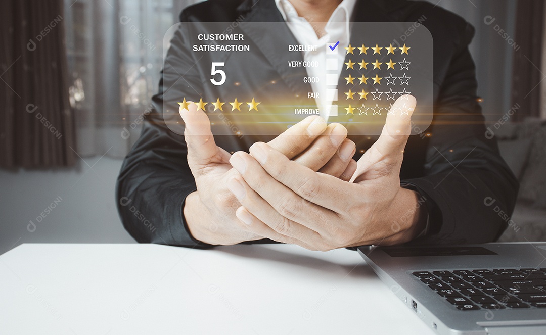 O usuário avalia a experiência de serviço no aplicativo online