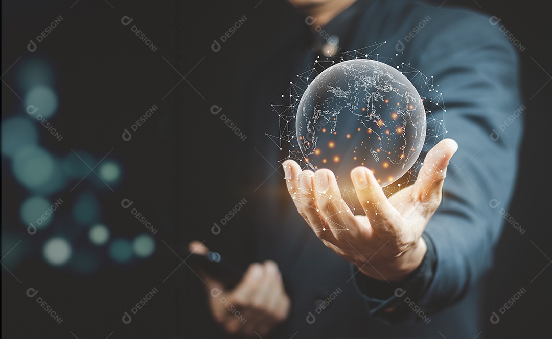 Close-up do empresário segurando a imagem digital do cérebro na palma da mão